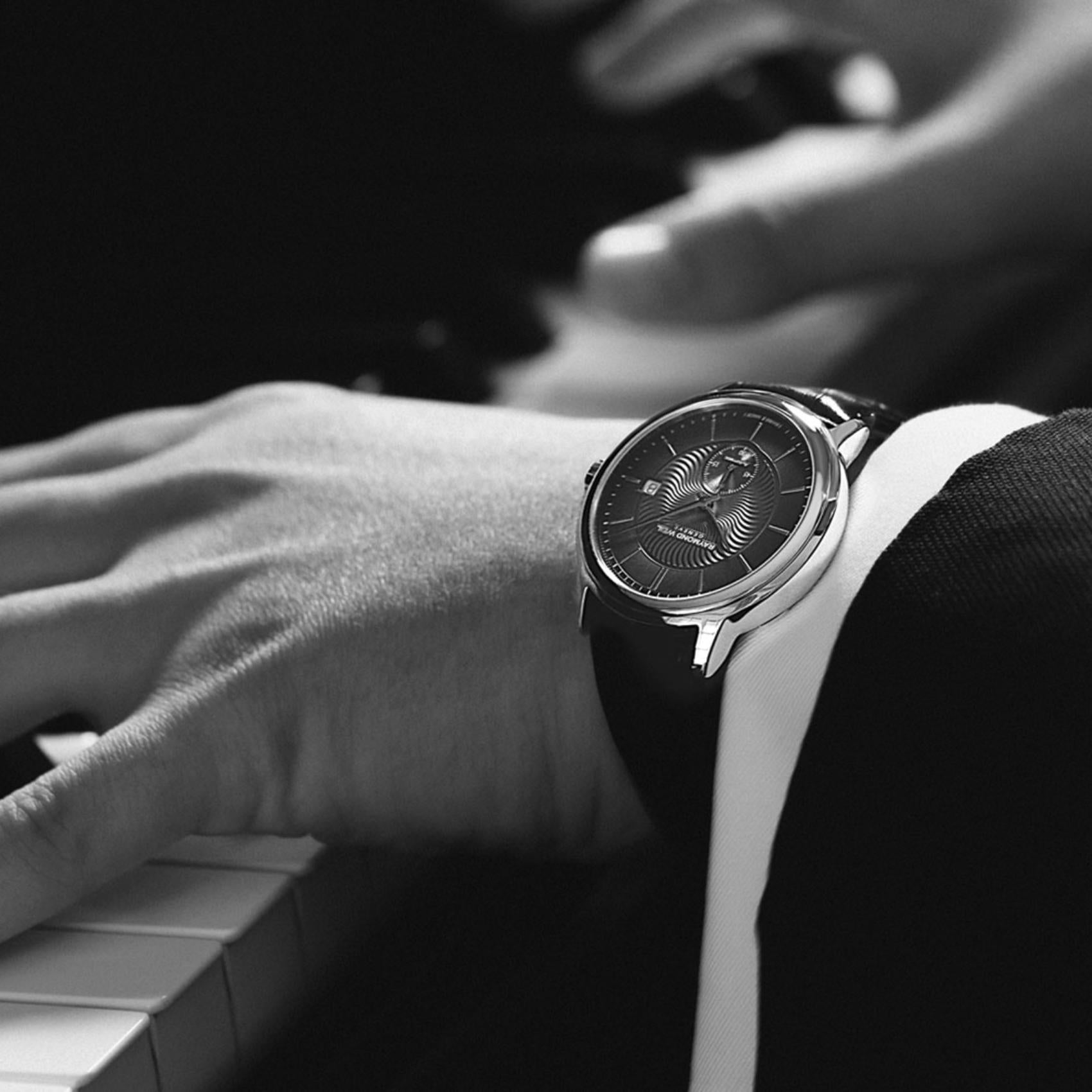 Raymond Weil Maestro 2238-STC-50001 αυτόματο με μαύρο δερμάτινο λουράκι και μπλε καντράν διαμέτρου 39,5mm.