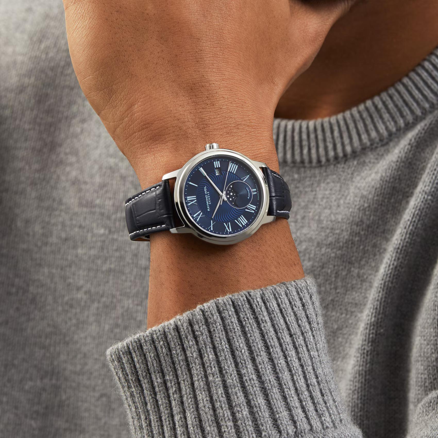 Raymond Weil Maestro Moon Phase 2329-STC-00509 με φάση σελήνης μπλε δερμάτινο λουράκι και μπλε καντράν διαμέτρου 40mm.