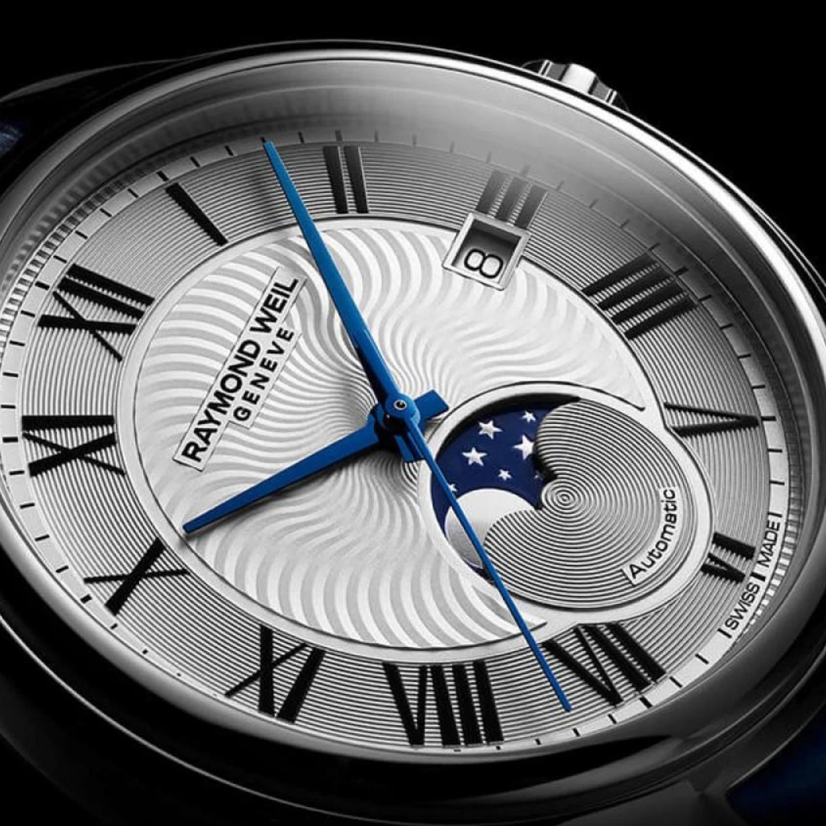 Raymond Weil Maestro Moon Phase 2239-STC-00659 με φάση σελήνης μπλε δερμάτινο λουράκι και ασημί καντράν διαμέτρου 40mm.