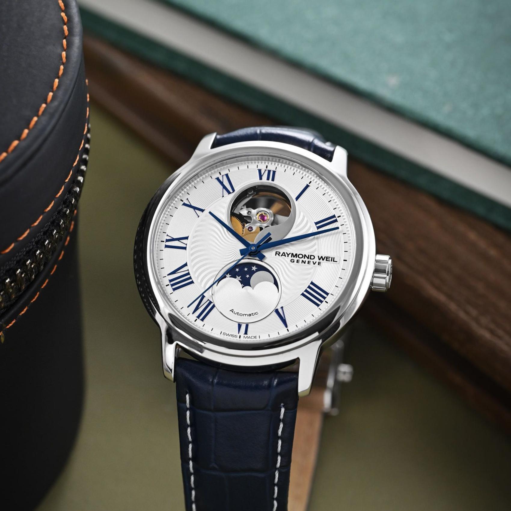 Raymond Weil Maestro Moon Phase 2240-STC-00655 με φάση σελήνης, μπλε δερμάτινο λουράκι και ασημί καντράν διαμέτρου 40mm.