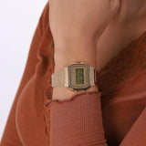 Ρολόι χρονογράφος  Casio Vintage A-158WETG-9AEF με χρυσό ατσάλινο μπρασελέ, χρυσό καντράν σε τετράγωνο σχημα με ψηφιακή ένδειξη και στεγανότητα 3ATM-30Μ.