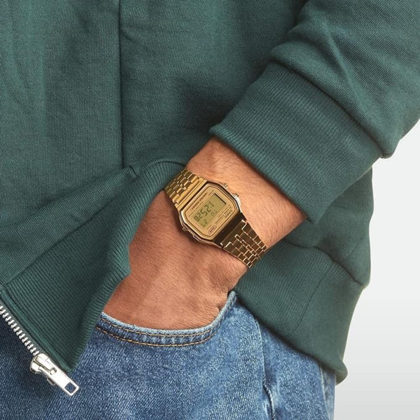 Ρολόι χρονογράφος  Casio Vintage A-158WETG-9AEF με χρυσό ατσάλινο μπρασελέ, χρυσό καντράν σε τετράγωνο σχημα με ψηφιακή ένδειξη και στεγανότητα 3ATM-30Μ.