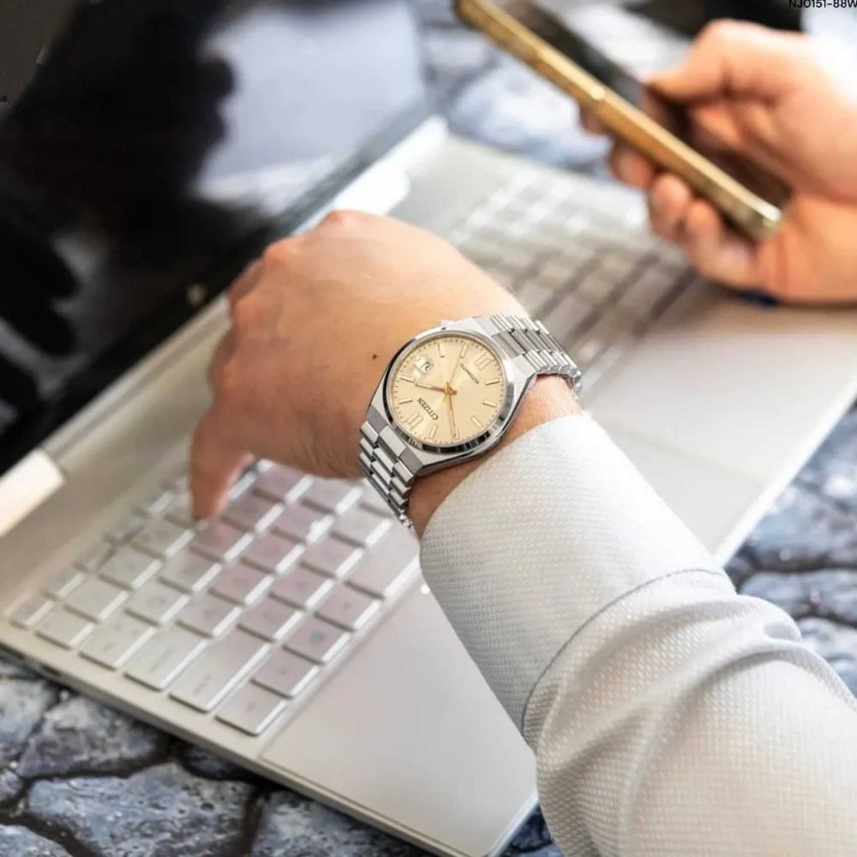 Ανδρικό ρολόι Citizen Tsuyosa NJ0151-88W με ασημί ατσάλινο μπρασελέ και μπεζ καντράν 40mm, φορεμένο.