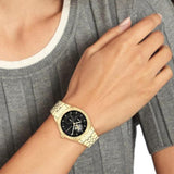 Ρολόι Tommy Hilfiger Monica 1782717 με χρυσό ατσάλινο μπρασελέ και μαύρο καντράν διαμέτρου 38mm.