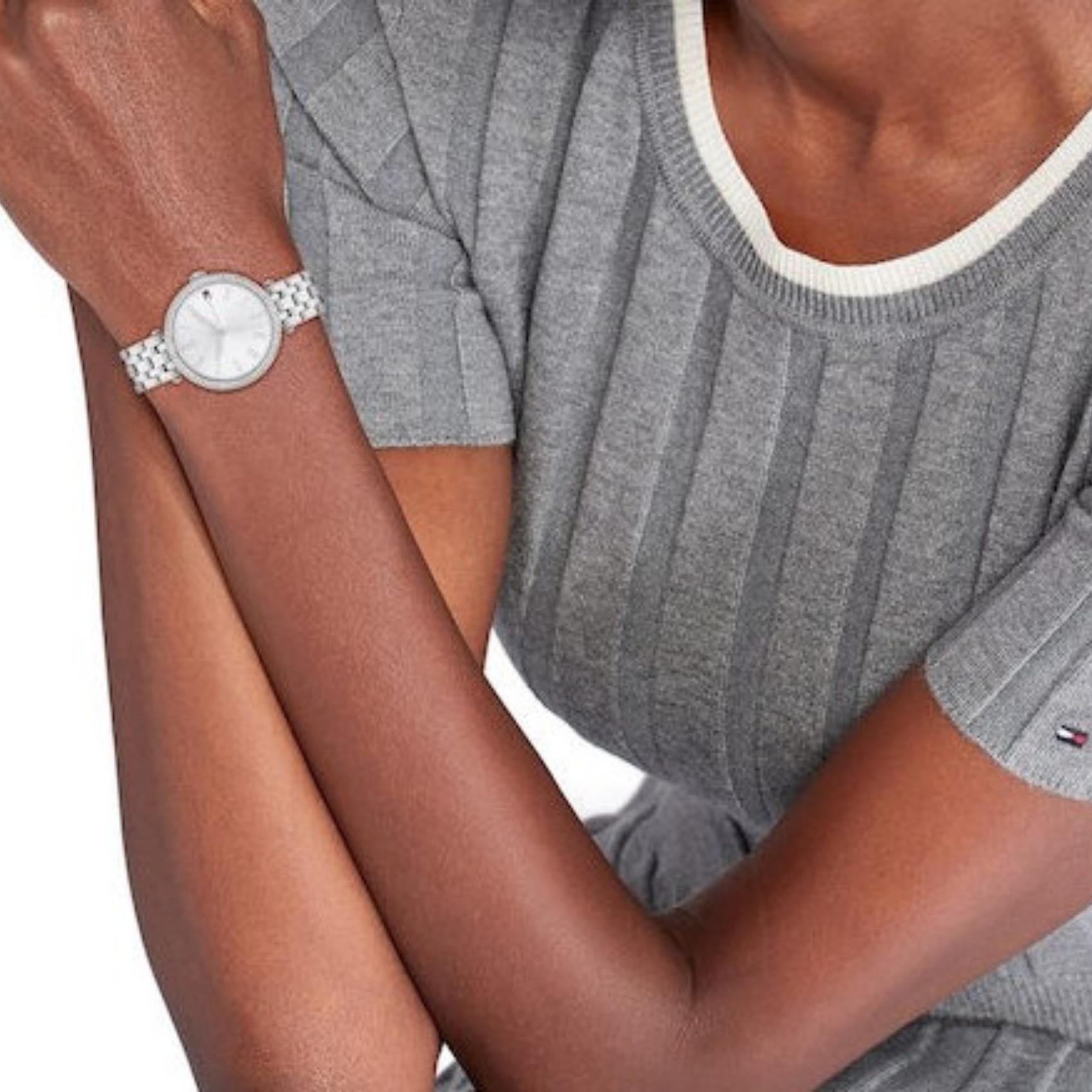 Ρολόι Tommy Hilfiger Natalie 1782719 με ασημί ατσάλινο μπρασελέ και ασημί καντράν 34mm με ζιργκόν.