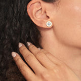 Καρφωτά σκουλαρίκια Tommy Hilfiger 2780809 από επιπλατινωμένο ατσάλι σε ασημί χρώμα με άσπρο σμάλτο και ζιργκόν.