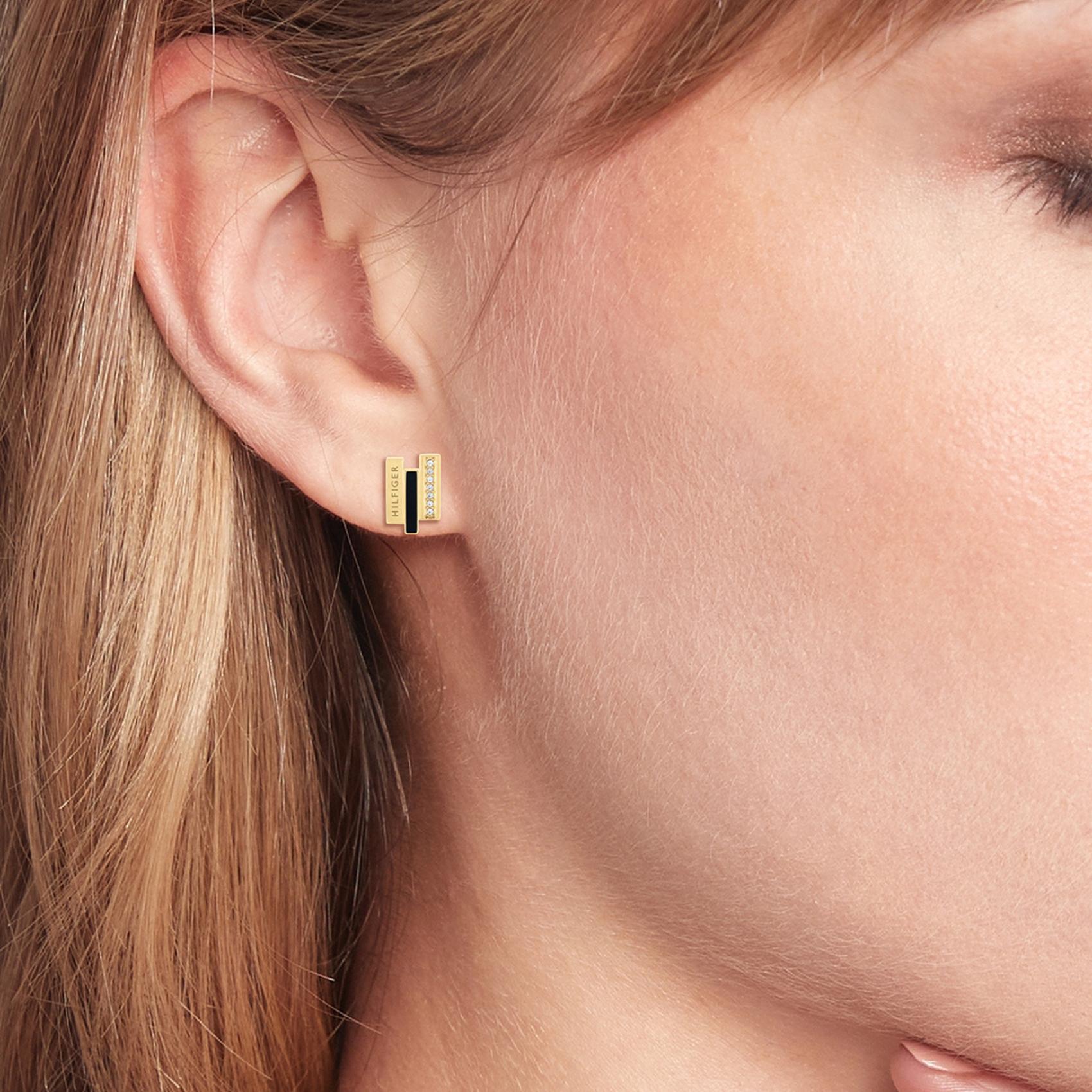 Καρφωτά σκουλαρίκια Tommy Hilfiger 2780844 από επιχρυσωμένο ατσάλι με μαύρο σμάλτο και ζιργκόν.