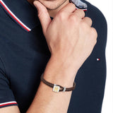Ανδρικό βραχιόλι Tommy Hilfiger 2790532 από καφέ δέρμα με ασημένιο κούμπωμα και χρυσές λεπτομέρειες.