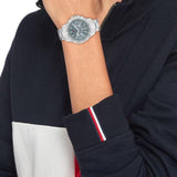 Γυναικείο ρολόι Tommy Hilfiger Aspen 1782638 με ασημί ατσάλινο μπρασελέ και μπλε καντράν διαμέτρου 38mm με ημέρα-ημερομηνία και ζιργκόν.