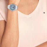 Ρολόι Tommy Hilfiger Brooklyn 1782569, με ασημί μπρασελέ, μπλε καντράν διαμέτρου 40mm με ένδειξη ημερομηνίας και ημέρας.