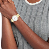 Γυναικείο ρολόι Tommy Hilfiger Paige 1782546 με χρυσό ατσάλινο μπρασελέ και άσπρο φίλντισι καντράν διαμέτρου 36mm με ζιργκόν.