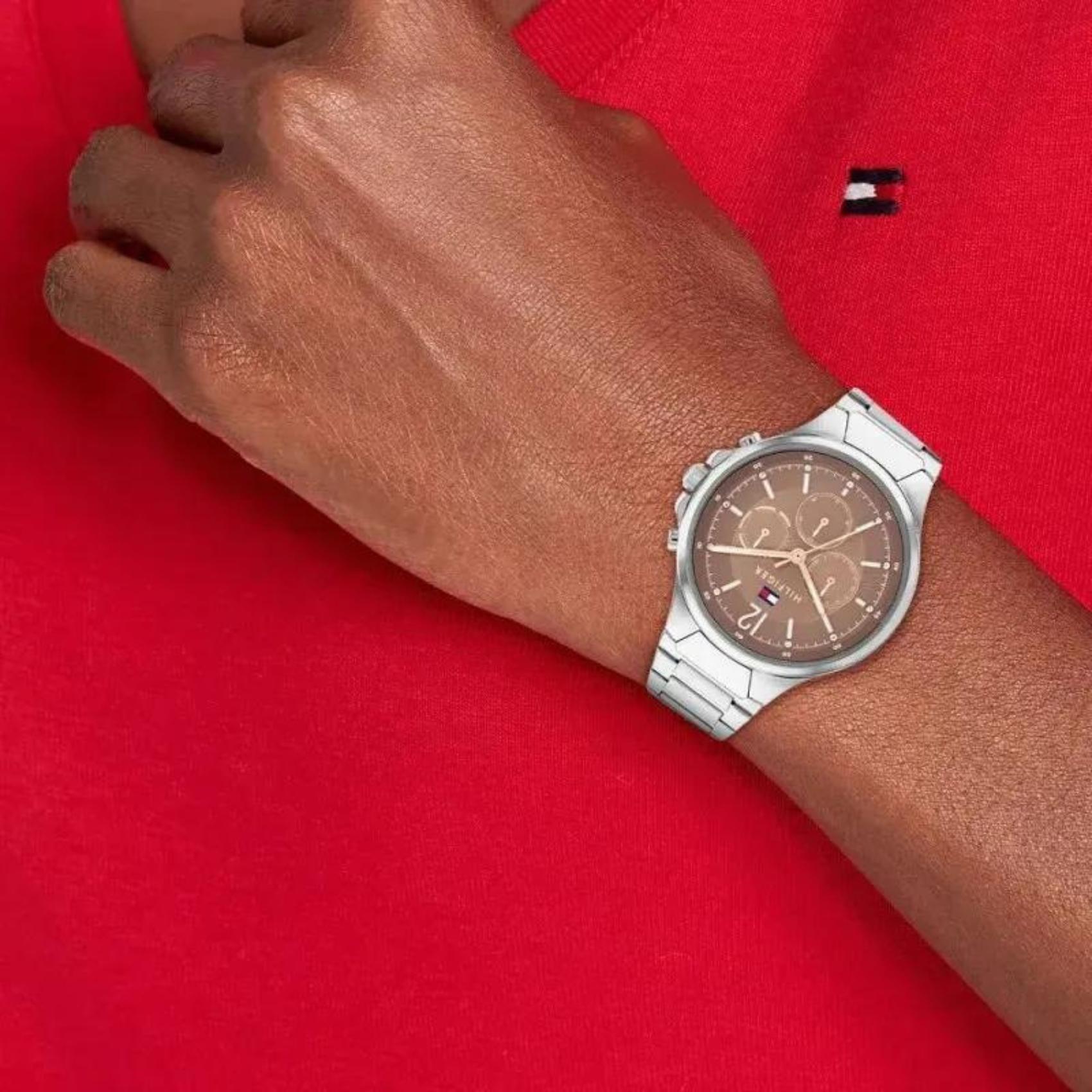 Γυναικείο ρολόι Tommy Hilfiger Siena 1782596 με ασημί ατσάλινο μπρασελέ και καφέ καντράν διαμέτρου 40mm με ζιργκόν.