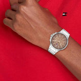 Γυναικείο ρολόι Tommy Hilfiger Siena 1782596 με ασημί ατσάλινο μπρασελέ και καφέ καντράν διαμέτρου 40mm με ζιργκόν.