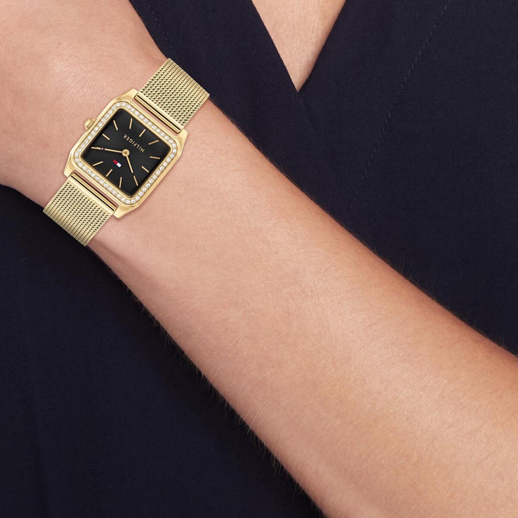 Ρολόι Tommy Hilfiger Toni 1782611 σε τετράγωνο σχήμα με χρυσό μπρασελέ και μαύρο καντράν με διακόσμηση από ζιργκόν στο στεφάνι.