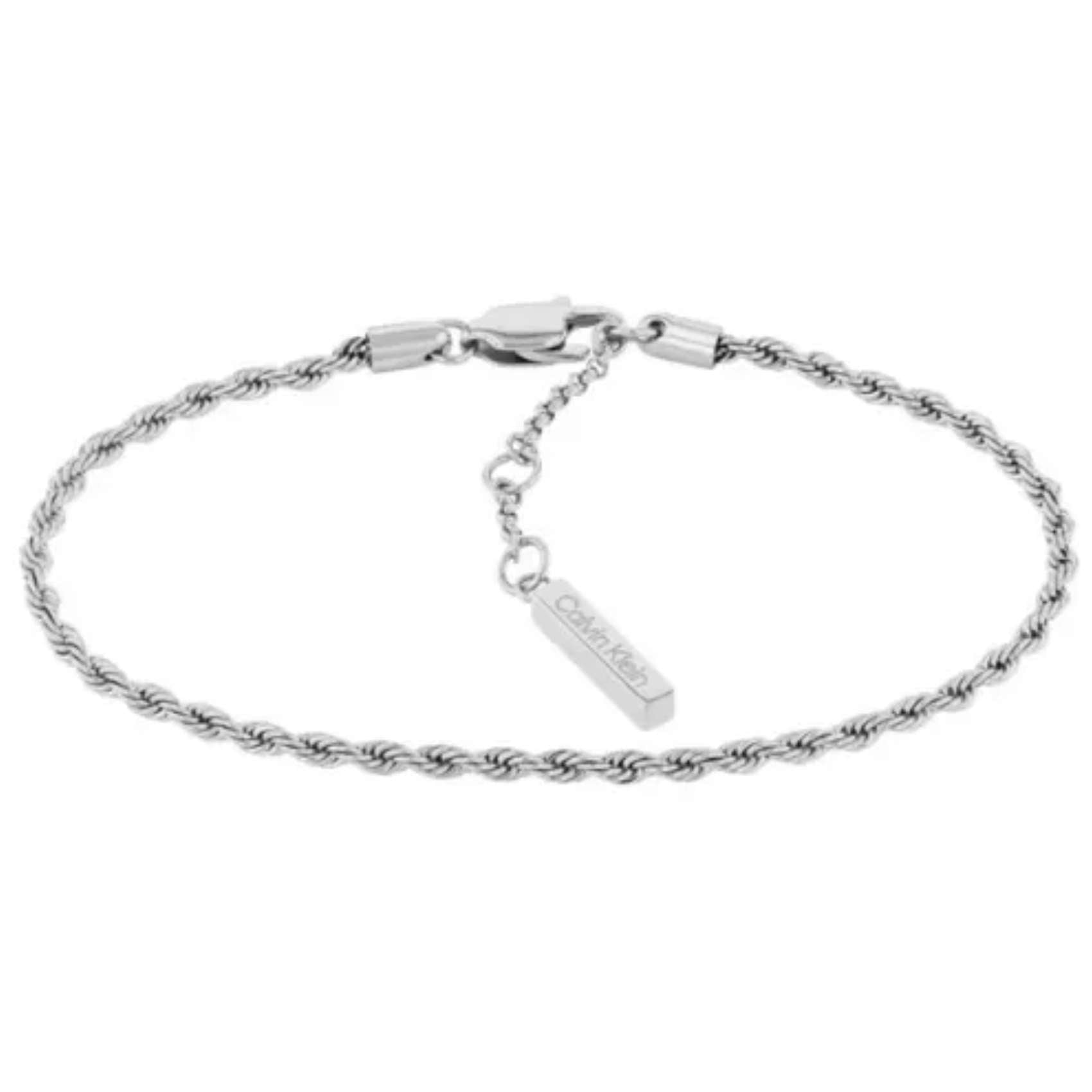 Ένα από τα ασημί βραχιόλια του σετ Calvin Klein.