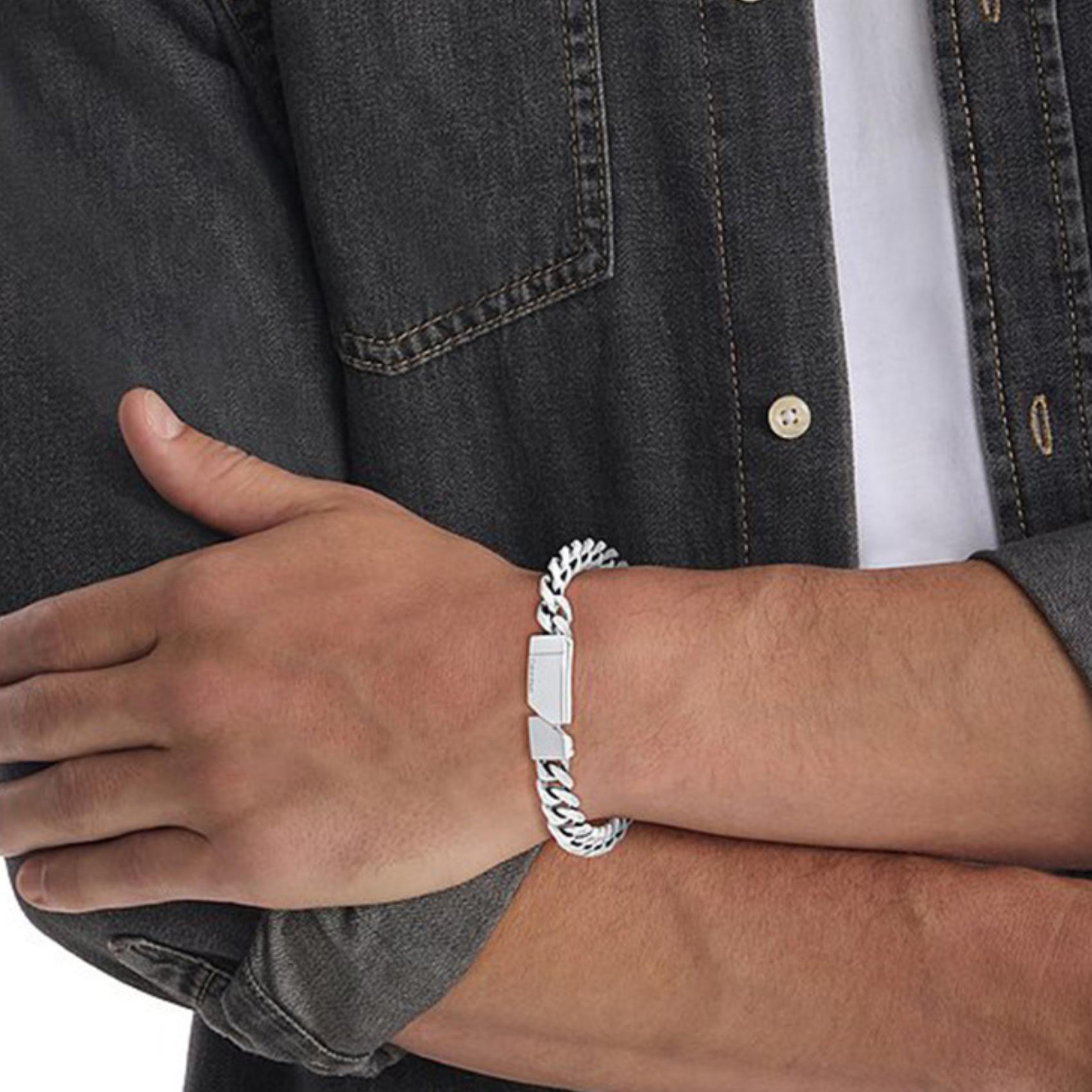 Ανδρικό βραχιόλι Calvin Klein 35100006 κατασκευασμένο από ατσάλι σε ασημί χρώμα με σχέδιο μπρασελέ και ασημί μαγνητικό κούμπωμα.
