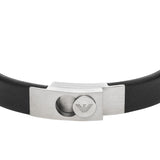 Ανδρικό βραχιόλι Emporio Armani EGS3087040 δερμάτινο μαύρο χρώμα με ατσάλινο κούμπωμα σε ασημί χρώμα, κοντινή λήψη.