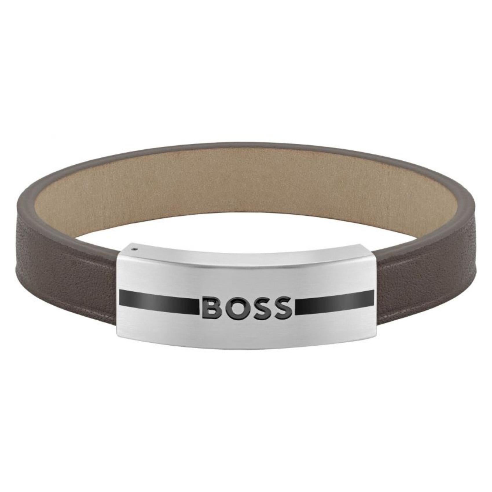 Ανδρικό δερμάτινο βραχιόλι Boss 1580496M σε καφέ χρώμα με ασημί μεταλλικό στοιχείο.