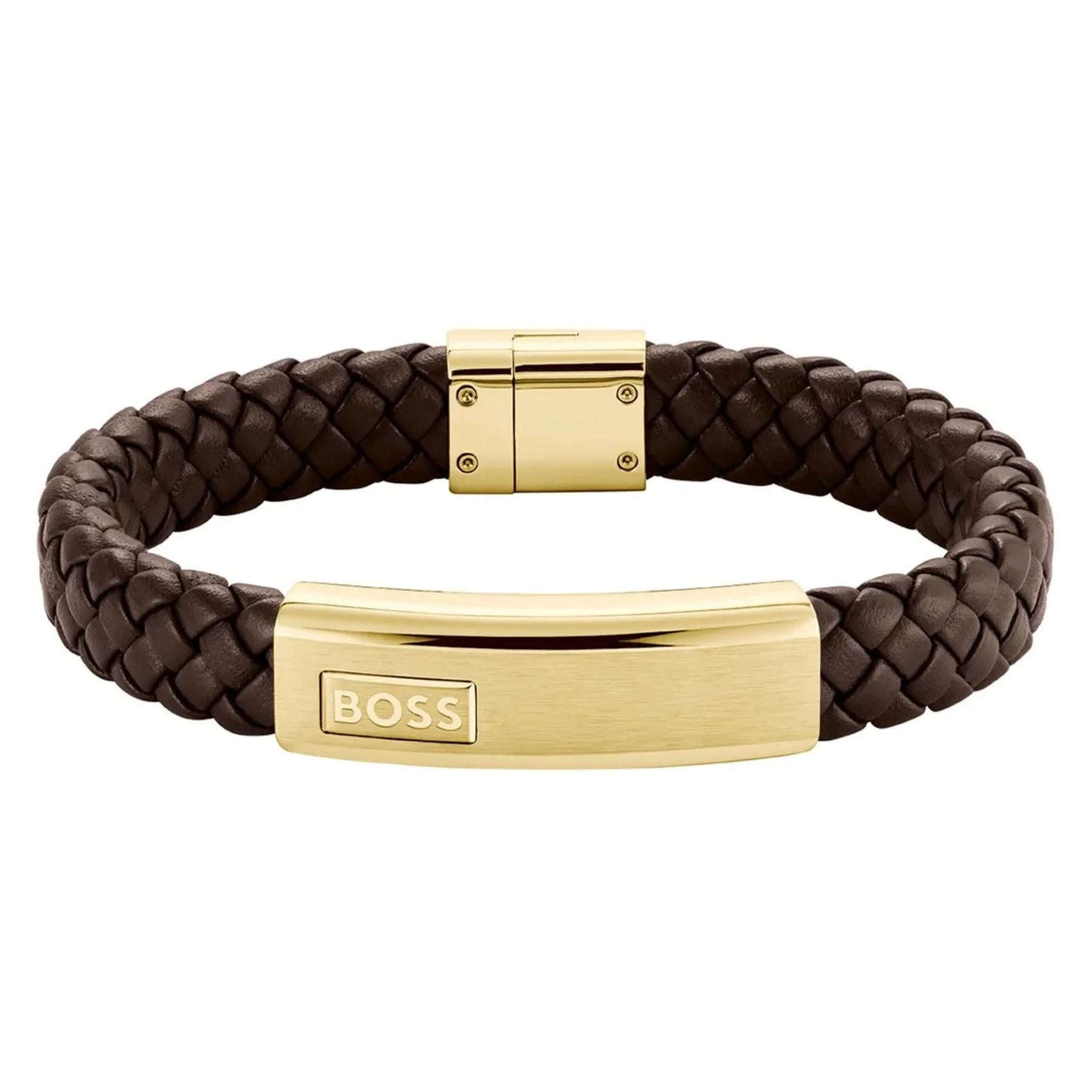 Ανδρικό δερμάτινο βραχιόλι Boss 1580746M σε καφέ χρώμα με πλεκτό σχέδιο και χρυσή ταυτότητα.