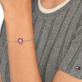 Βραχιόλι Tommy Hilfiger 2780805 ατσάλινο με ένα κεντρικό ζιργκόν που περιβάλεται από κόκκινο σμάλτο.