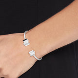 Βραχιόλι χειροπέδα Tommy Hilfiger 2780845 με ζιργκόν, κατασκευασμένο από επιπλατινωμένο ατσάλι.