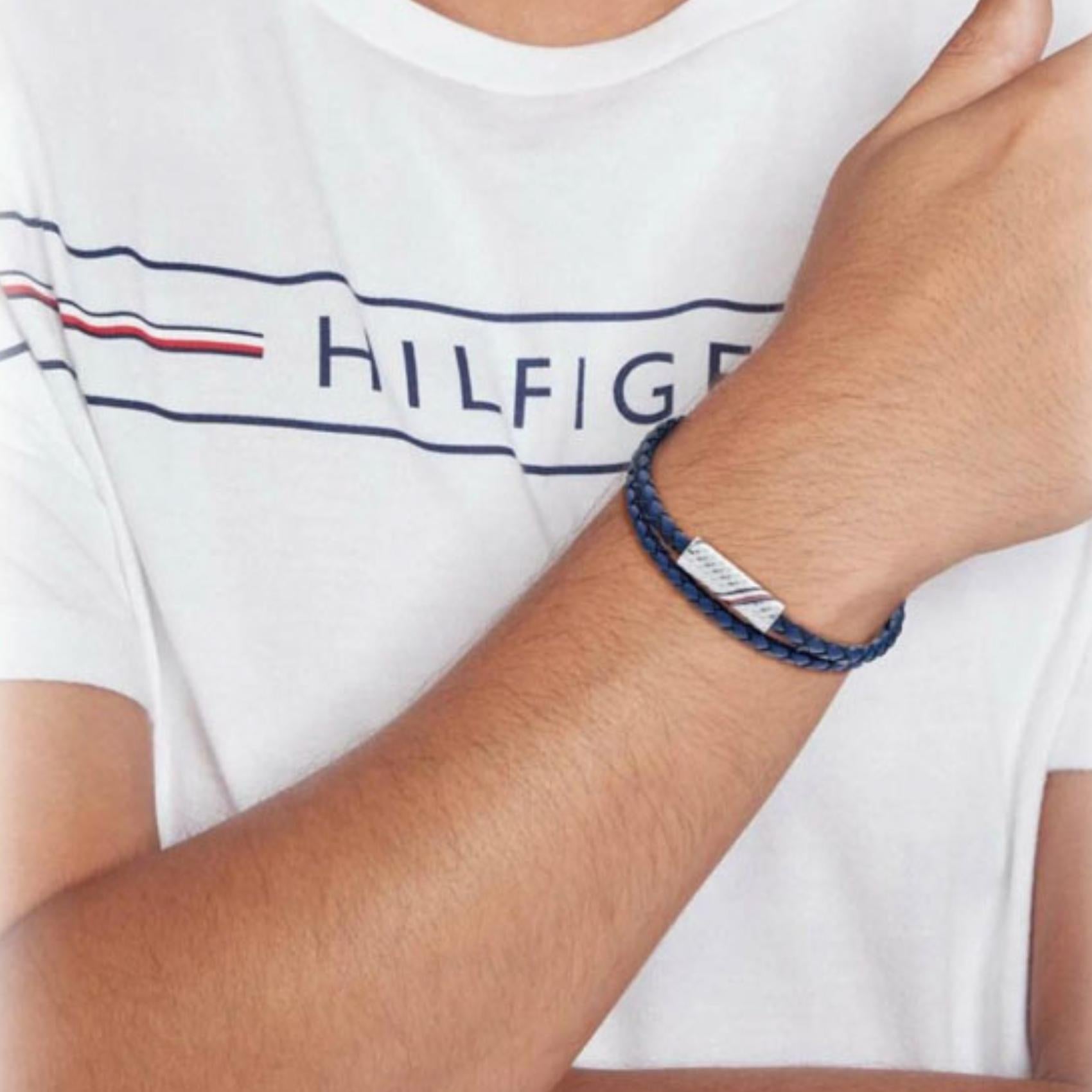 Διπλό βραχιόλι Tommy Hilfiger 2790470 δερμάτινο σε μπλε χρώμα που δένει με μαγνητικό κούμπωμα από ανοξείδωτο ατσάλι σε ασημί χρώμα.