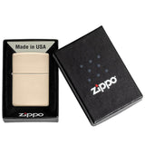 Αντιανεμικός αναπτήρας Zippo Sand 49453 σε μπεζ χρώμα της άμμου με ματ υφή και δυνατότητα χαράγματος για ένα προσωποποιημένο δώρο.