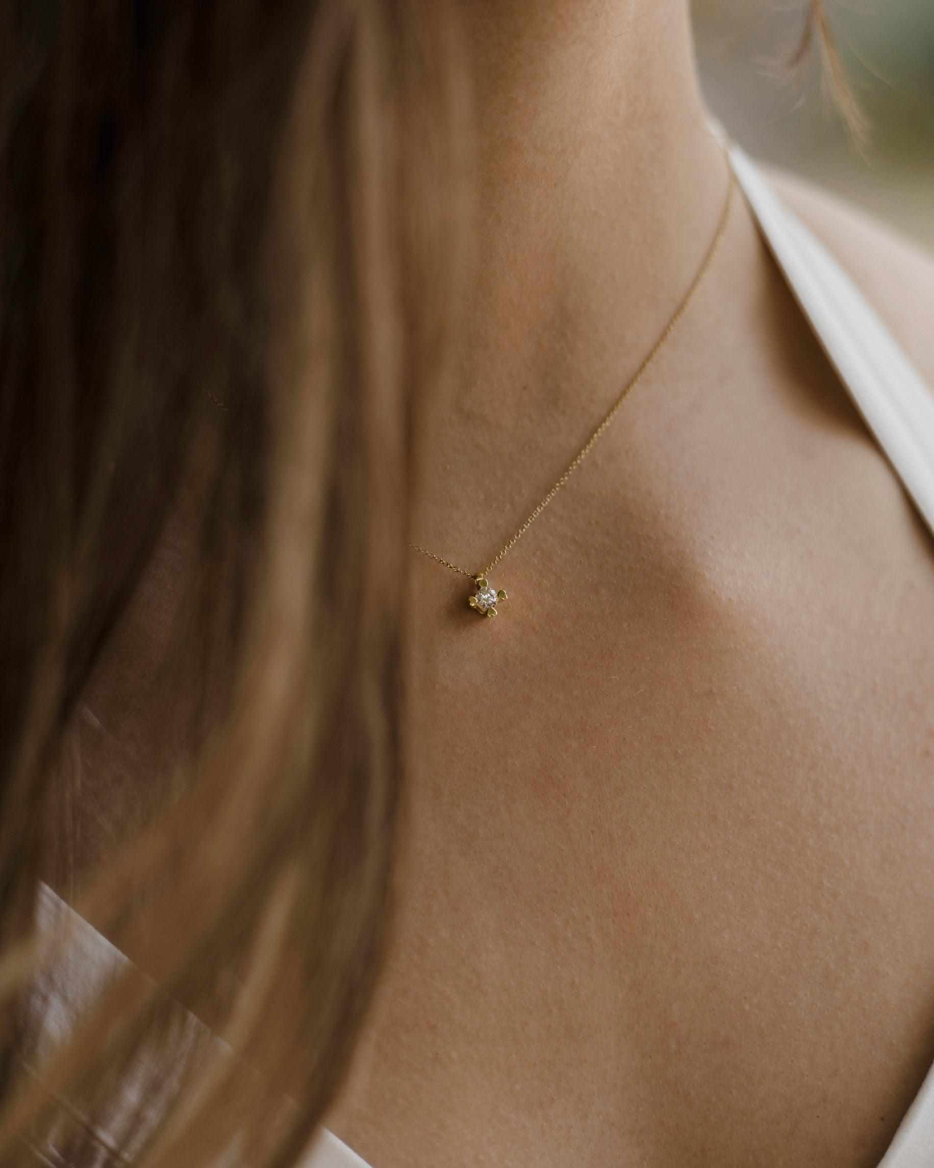 Χρυσό κολιέ Κ9 μονόπετρο με καρδιές NL5102.025