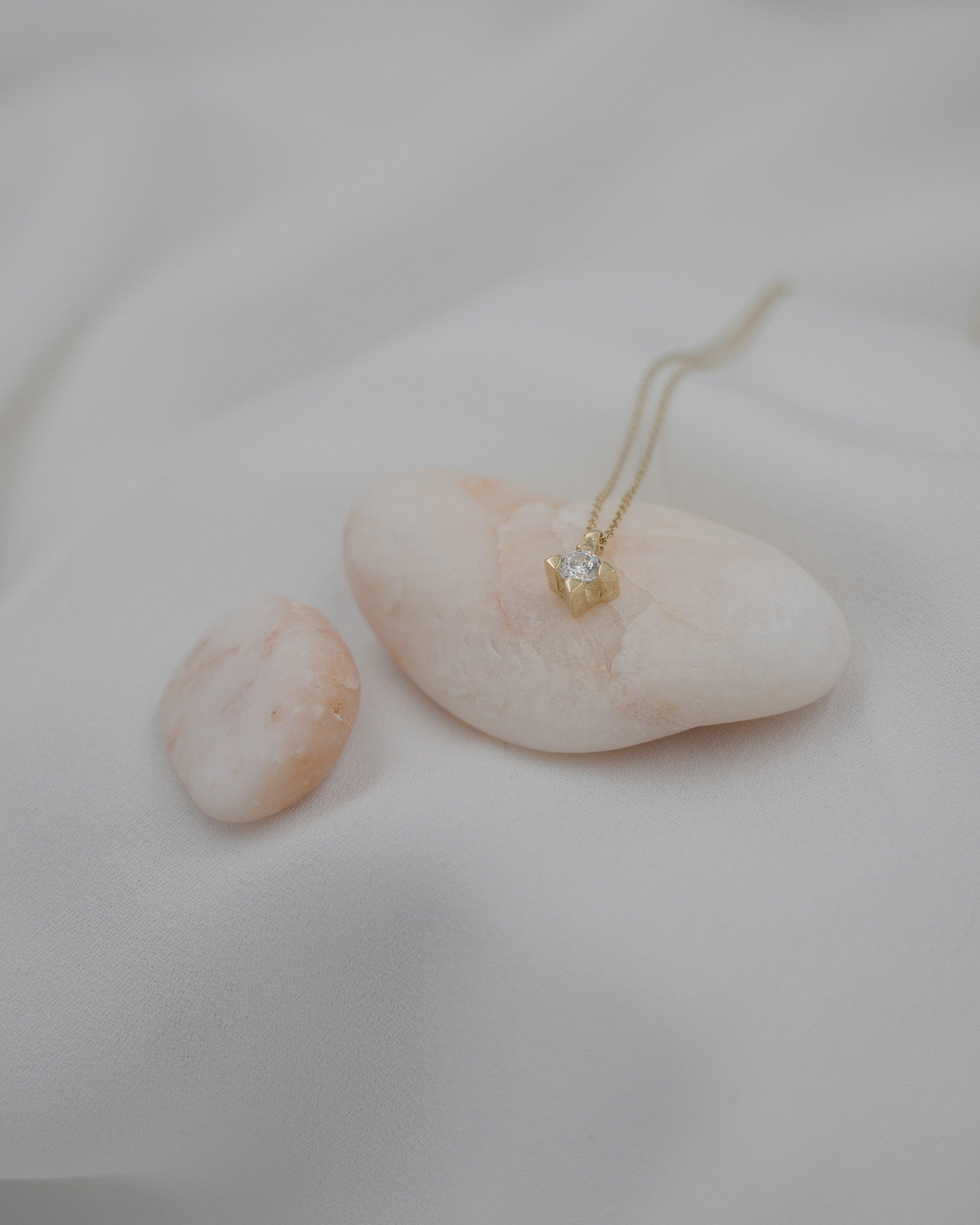 Χρυσό κολιέ Κ9 μονόπετρο