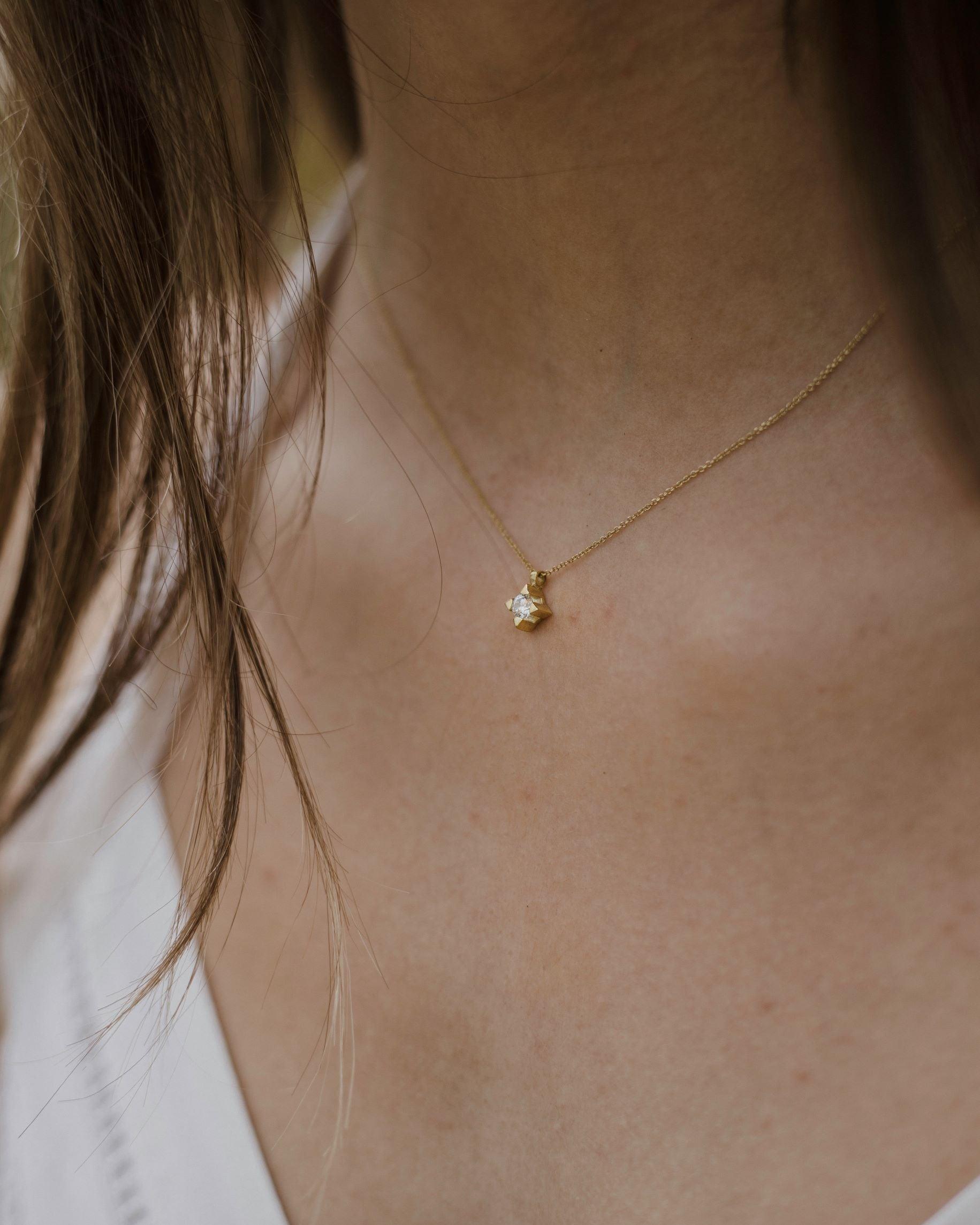 Χρυσό κολιέ Κ9 μονόπετρο