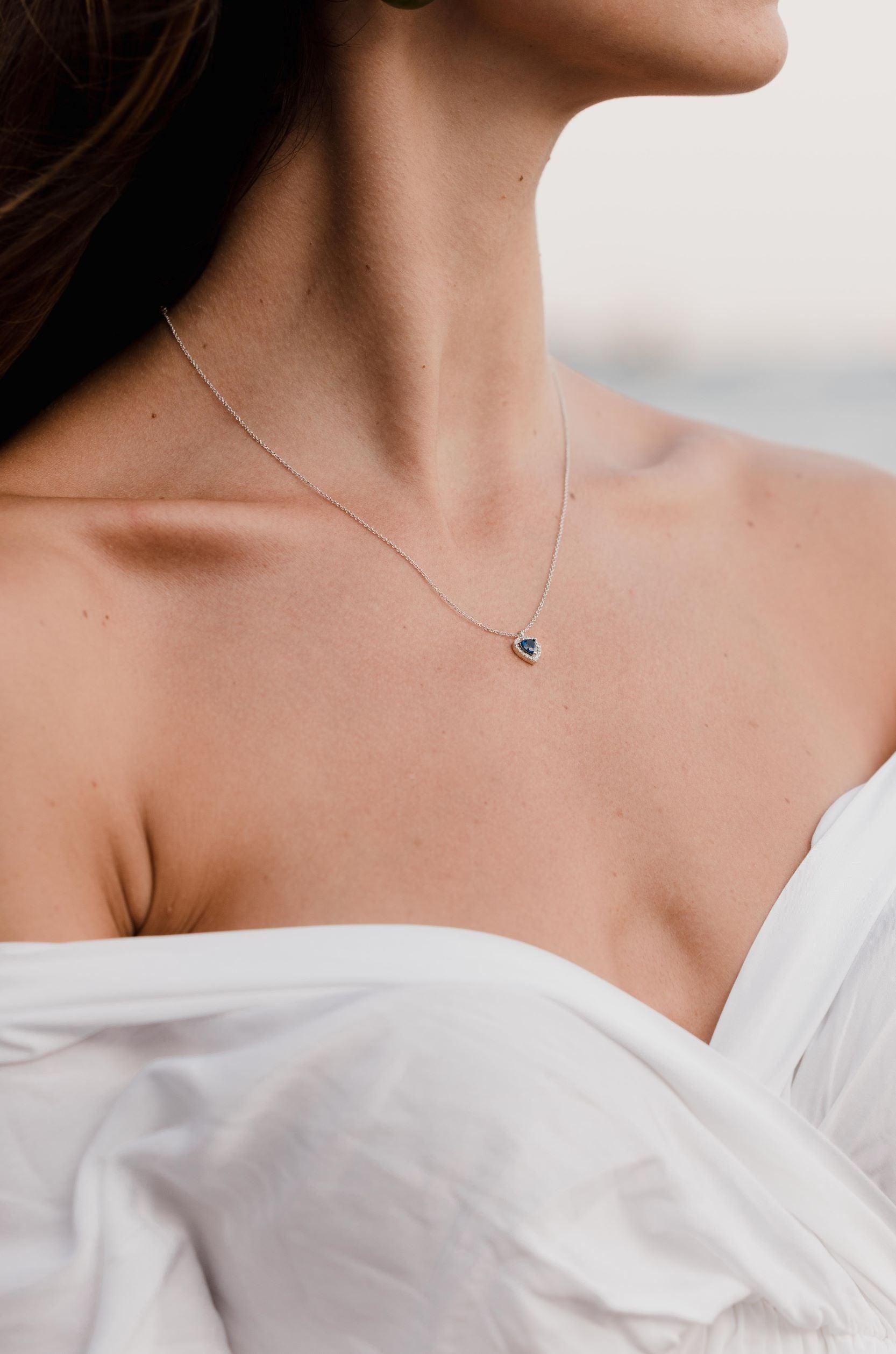 Λευκόχρυσο κολιέ Κ14 Ροζέτα με Μπλε Πέτρα σε σχήμα Καρδιάς