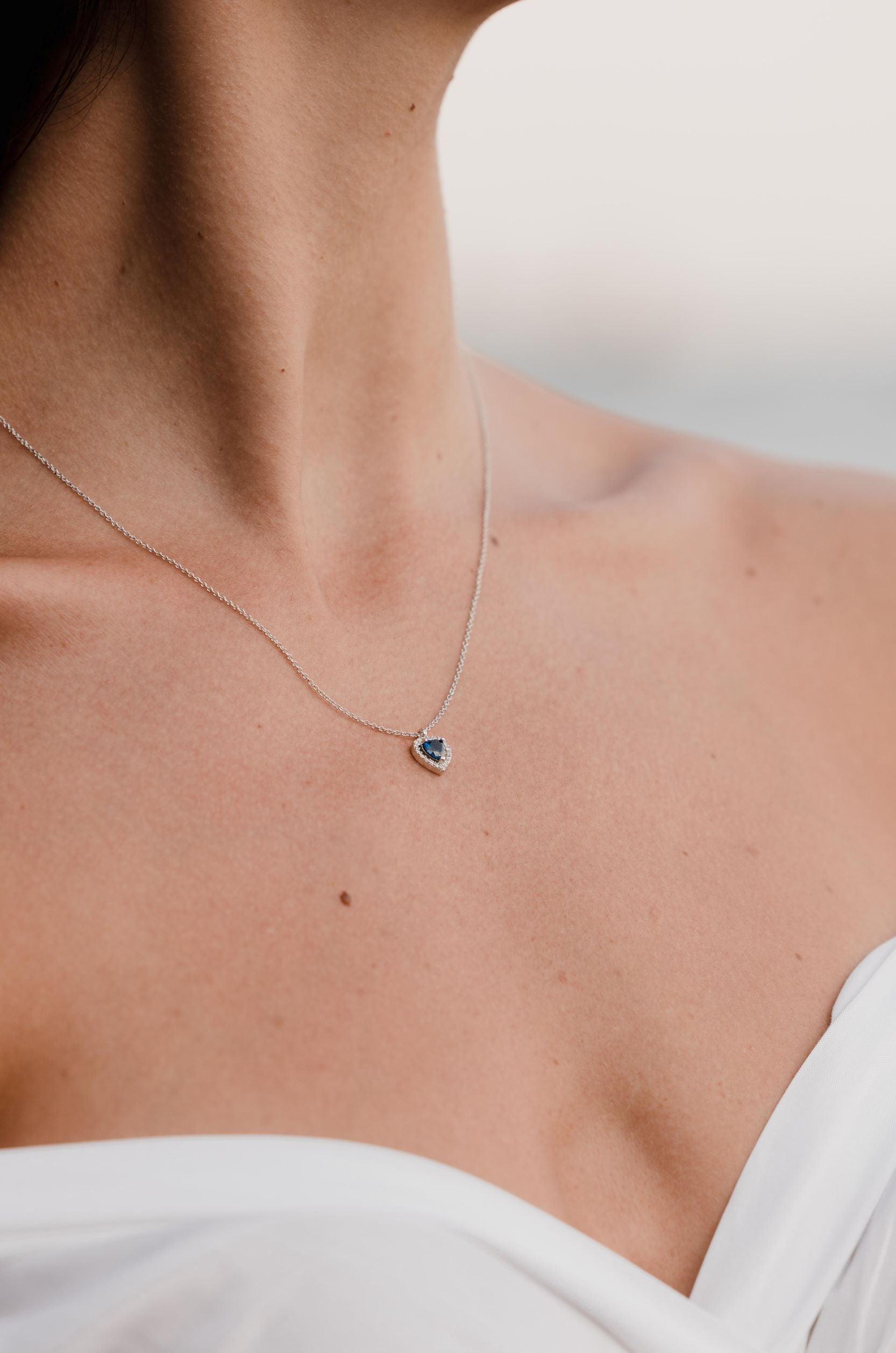 Λευκόχρυσο κολιέ Κ14 Ροζέτα με Μπλε Πέτρα σε σχήμα Καρδιάς