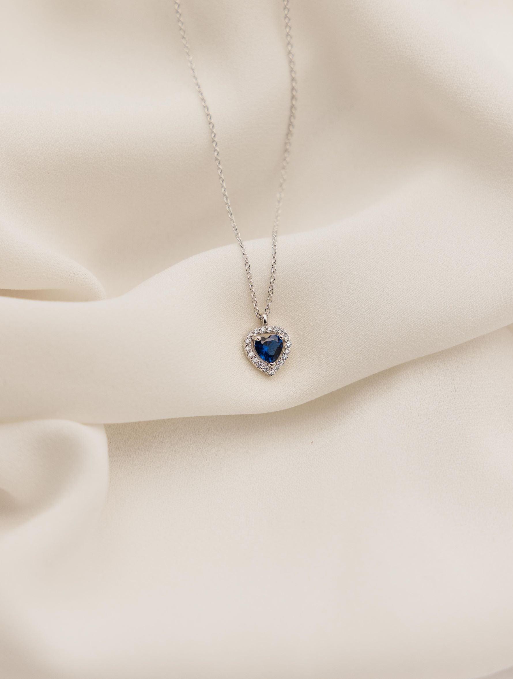 Λευκόχρυσο κολιέ Κ14 Ροζέτα με Μπλε Πέτρα σε σχήμα Καρδιάς