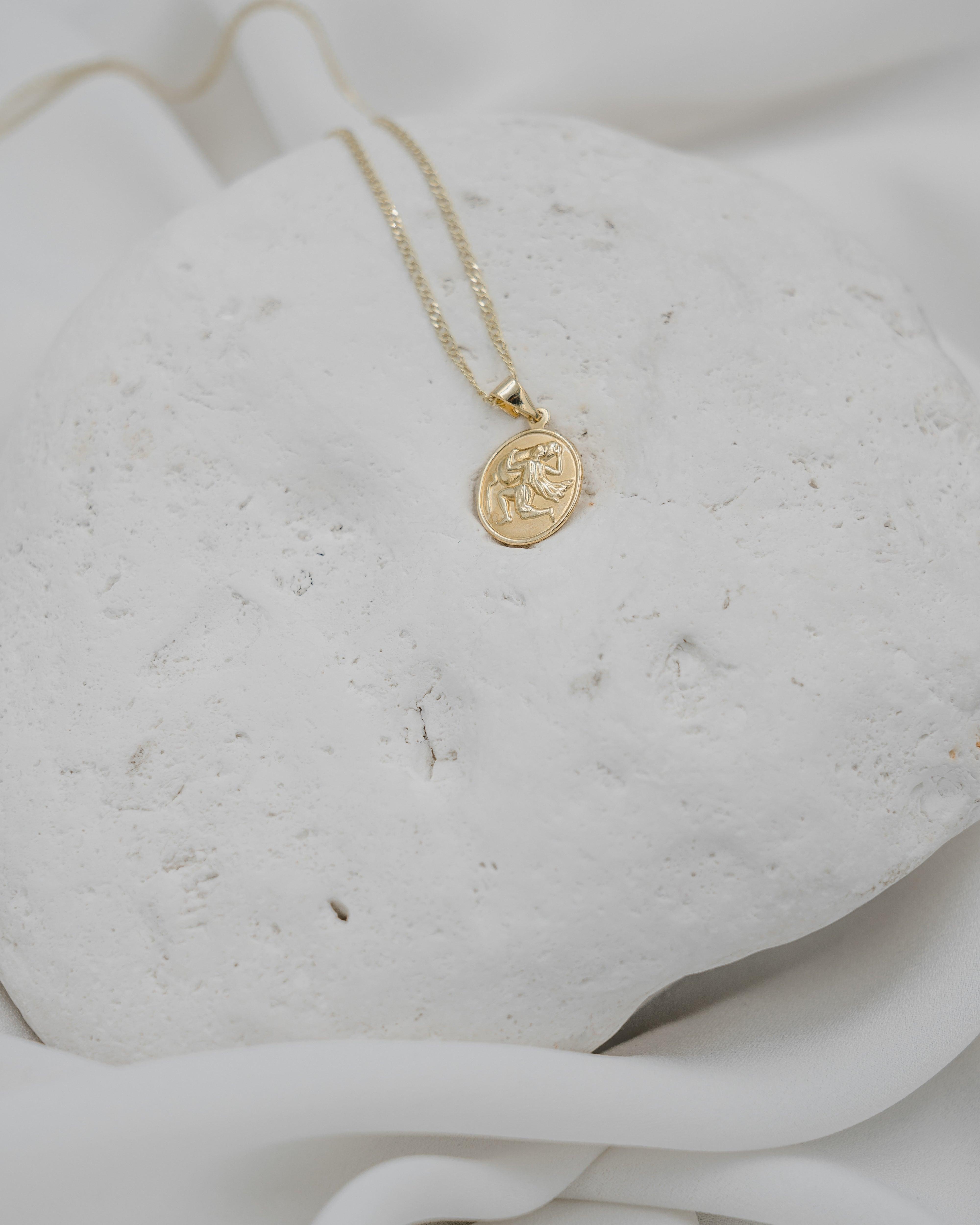 Χρυσό ζώδιο υδροχόος με κωσταντινάτο Κ9 ZC0702.008