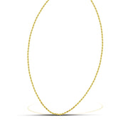 Στριφτή αλυσίδα λαιμού για άντρα, από ασήμι 925 επιχρυσωμένο, φορεμένη σε μοντέλο.