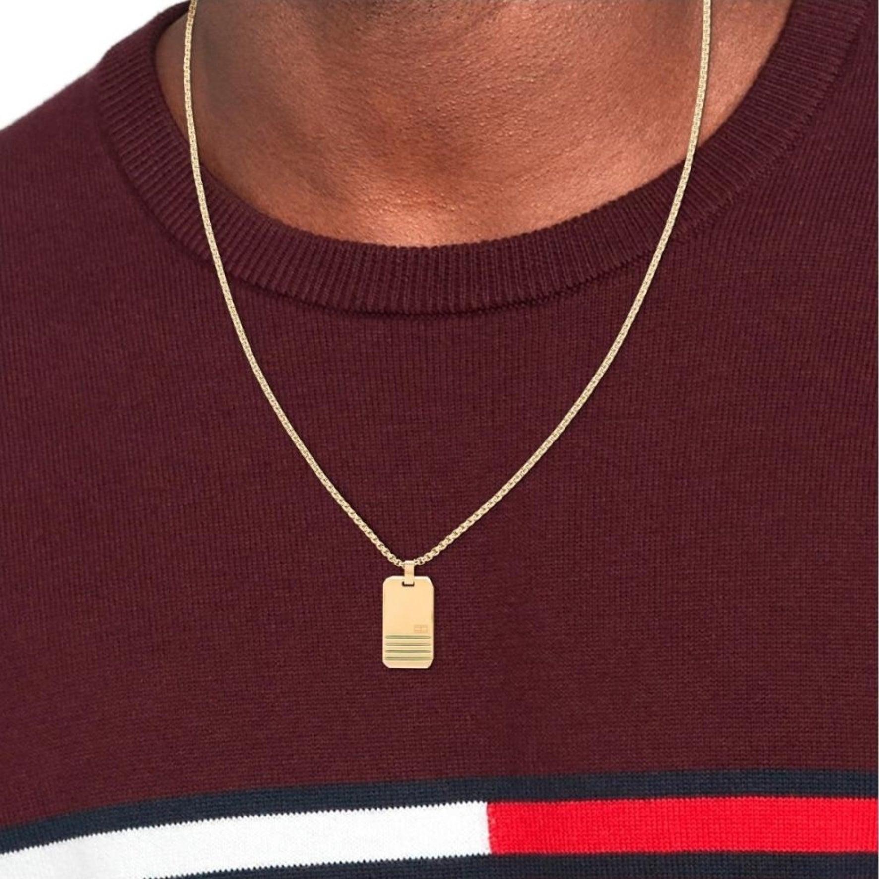 Ανδρικό κολιέ Tommy Hilfiger 2790484 ταυτότητα με κρεμαστή πλακέτα κατασκευασμένο από χειρουργικό ατσάλι σε χρυσό χρώμα, φορεμένο σε ανδρικό λαιμό.