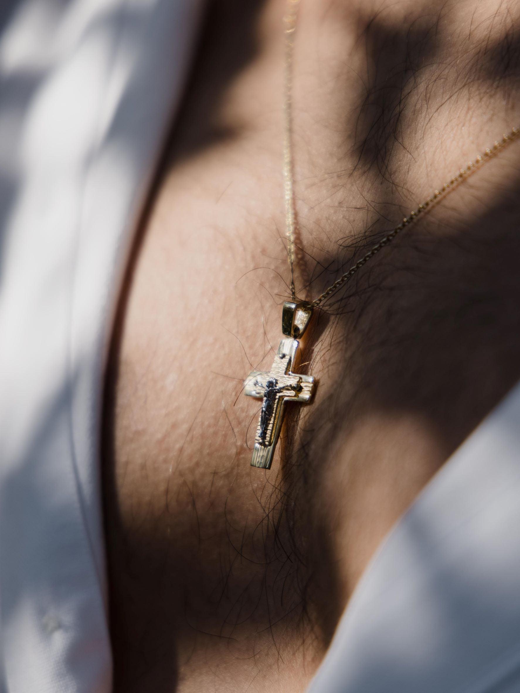 Χρυσός σταυρός διπλής όψεως Κ14 για άντρα με τον Εσταυρωμένο