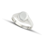 Ασημένιο Δαχτυλίδι 925 Στρογγυλό επιπλατινωμένο, φορεμένο σε μοντέλο.