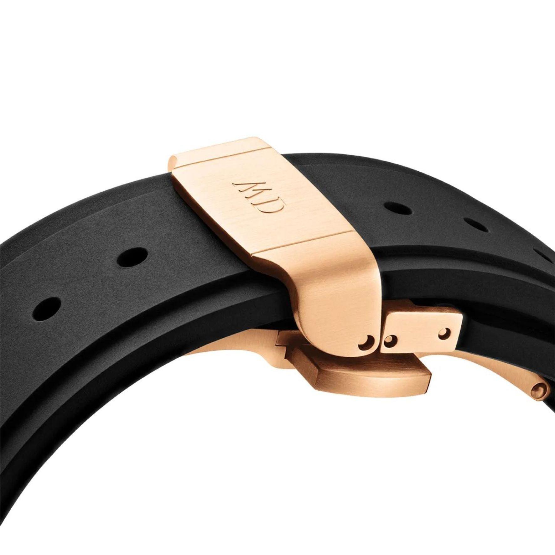 Θήκη smartwatch daniel wellington dw01200002 συμβατή με Apple Watch Series 6, 5, 4 και Apple Watch SE σε ροζ χρυσό χρώμα με μαύρο καουτσούκ λουράκι και τετράγωνο σχήμα.