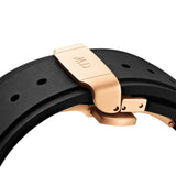 Θήκη smartwatch daniel wellington dw01200002 συμβατή με Apple Watch Series 6, 5, 4 και Apple Watch SE σε ροζ χρυσό χρώμα με μαύρο καουτσούκ λουράκι και τετράγωνο σχήμα.