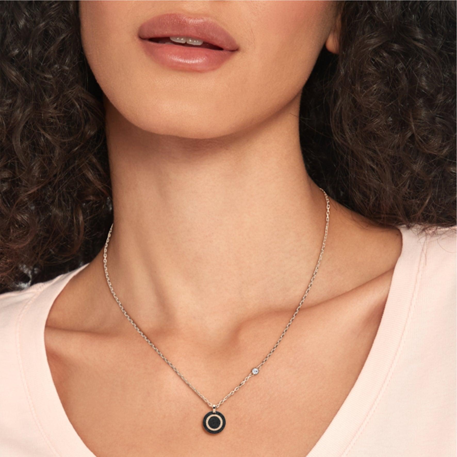 Γυναικείο κολιέ σε ροζ χρυσό χρώμα με στρογγυλό μοτιφ και ζιργκόν από την Tommy Hilfiger, φορεμένο σε γυναικείο λαιμό.