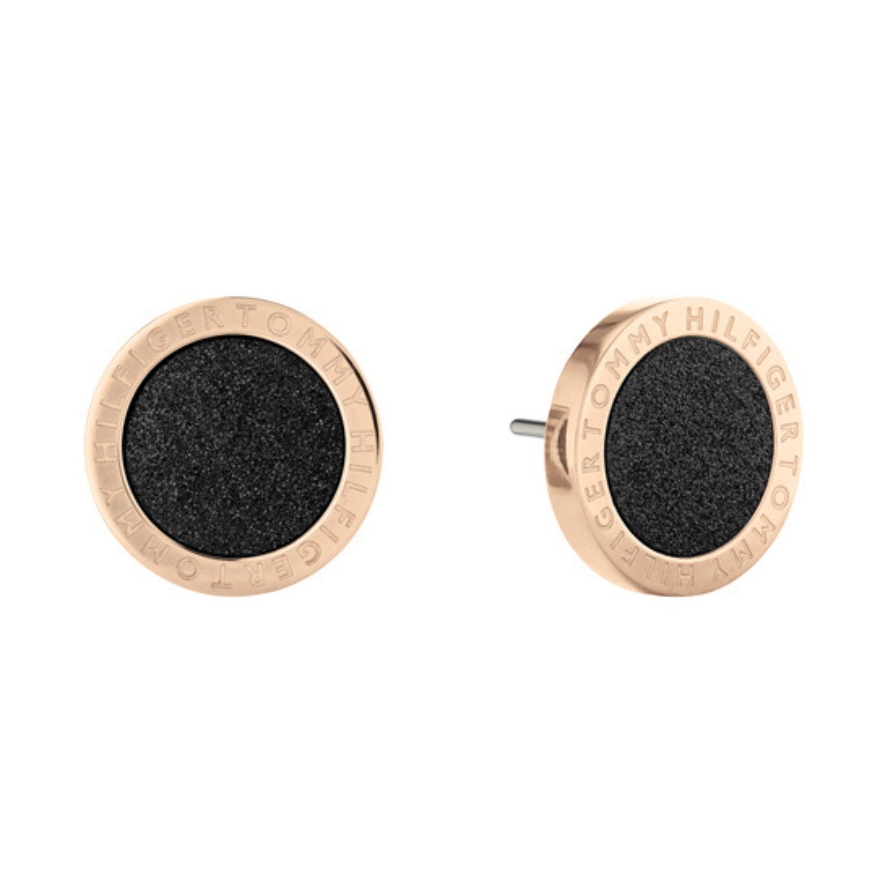 Γυναικεία σκουλαρίκια καρφωτά Tommy Hilfiger με στρογγυλό σχέδιο σε ροζ χρώμα και μαύρο εσωτερικό.