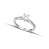 Μονόπετρο δαχτυλίδι με διαμάντι κατασκευασμένο από λευκόχρυσο, με πλαϊνές πέτρες από μικρότερα διαμάντια.
