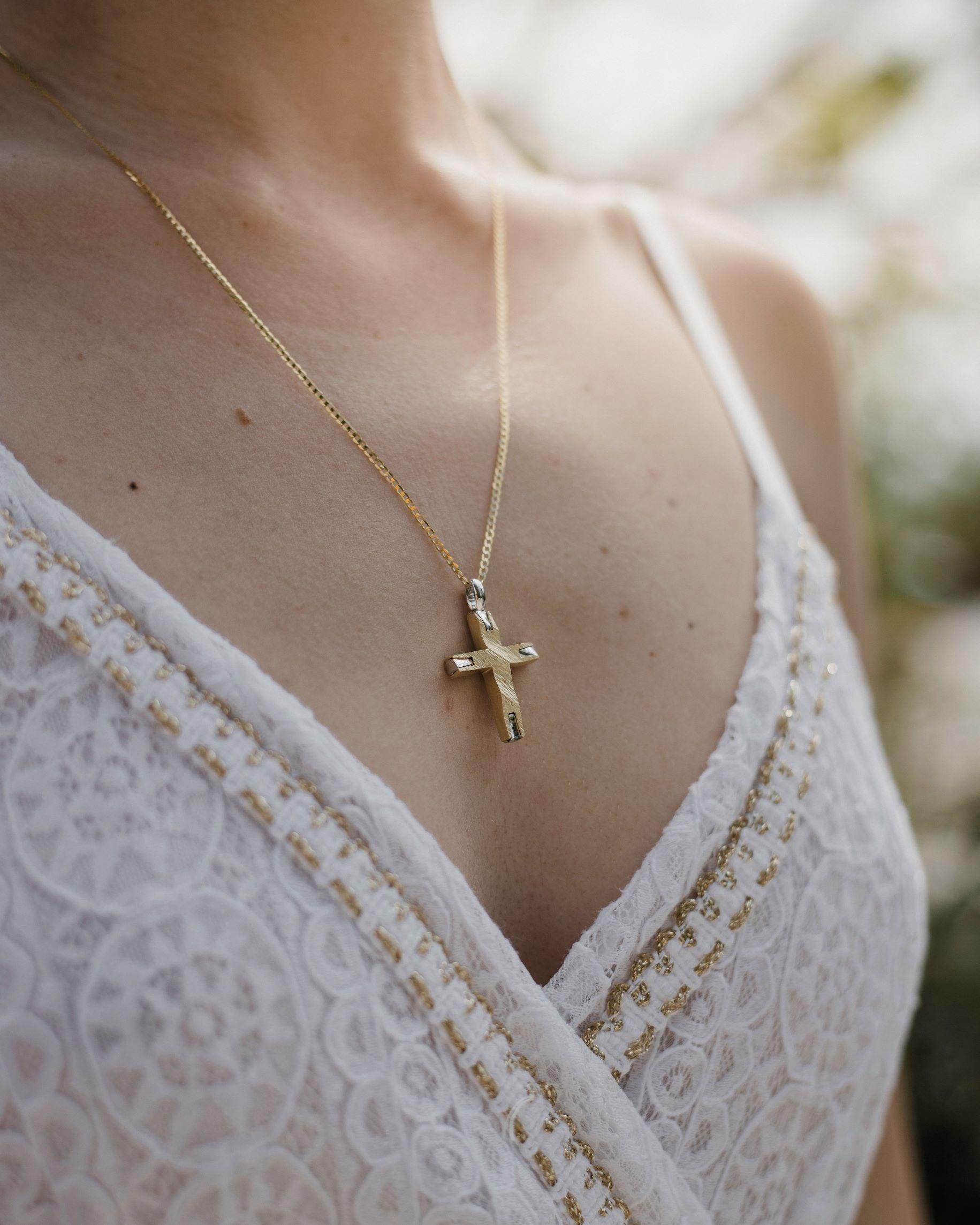 Χρυσός σταυρός βάπτισης Κ14 γυναικείος με ανάγλυφες λεπτομέρειες