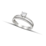 Μονόπετρο δαχτυλίδι γάμου με διαμάντι, που συνδυάζει ένα δαχτυλίδι σειρέ με διαμάντια δίνοντας την αίσθηση διπλού δαχτυλιδιού, κατασκευασμένο από λευκόχρυσο, φορεμένο σε γυναικείο χέρι.