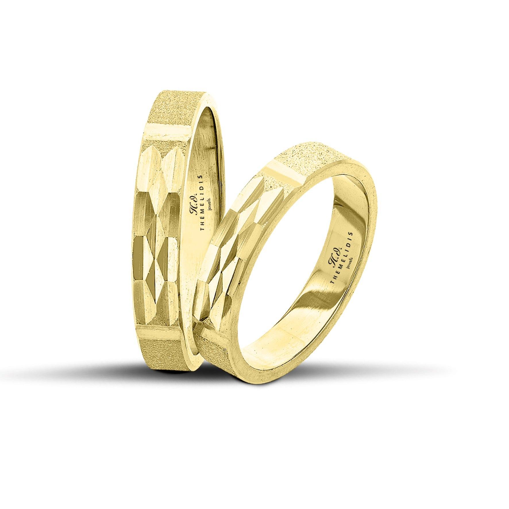 Πρωτότυπες χρυσές βέρες γάμου 4mm με ματ και λουστρέ φινίρισμα σε γεωμετρικό σχέδιο, χειροποίητης κατασκευής.