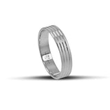 Λευκόχρυσες βέρες γάμου 5 mm, λουστρέ με ματ γραμμές, που αποπνέουν καθαρότητα και minimal κομψότητα, χειροποίητης κατασκευής, διαθέσιμες σε 9, 14, 18 ή 22 καράτια.