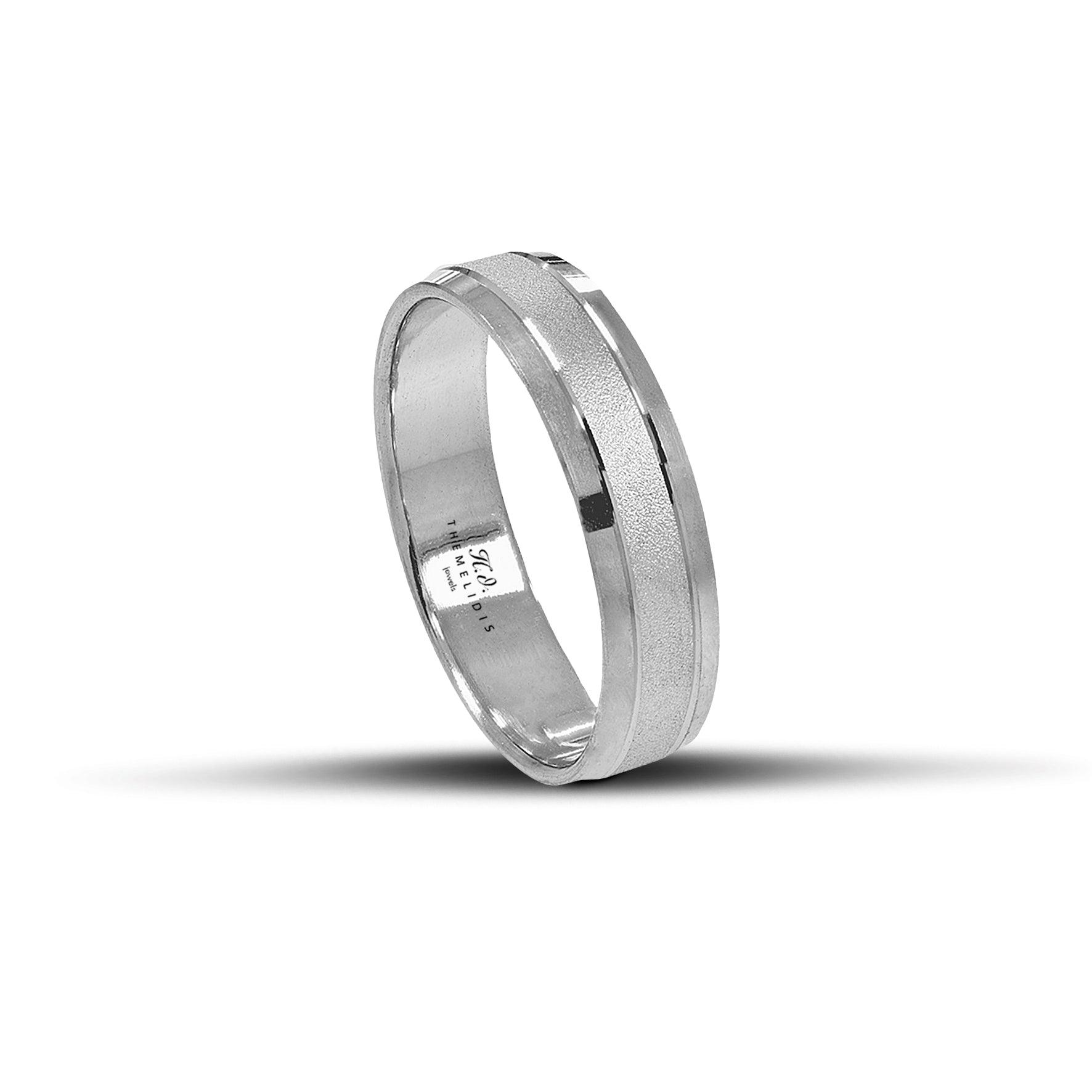 Λευκόχρυσες βέρες γάμου 5.5 mm, λουστρέ με ματ γραμμή στο κέντρο, που αποπνέουν μοντέρνα απλότητα και διακριτική πολυτέλεια, χειροποίητης κατασκευής, διαθέσιμες σε 9, 14, 18 ή 22 καράτια.