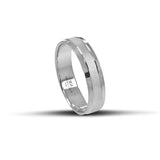 Λευκόχρυσες βέρες γάμου 5.5 mm, λουστρέ με ματ γραμμή στο κέντρο, που αποπνέουν μοντέρνα απλότητα και διακριτική πολυτέλεια, χειροποίητης κατασκευής, διαθέσιμες σε 9, 14, 18 ή 22 καράτια.