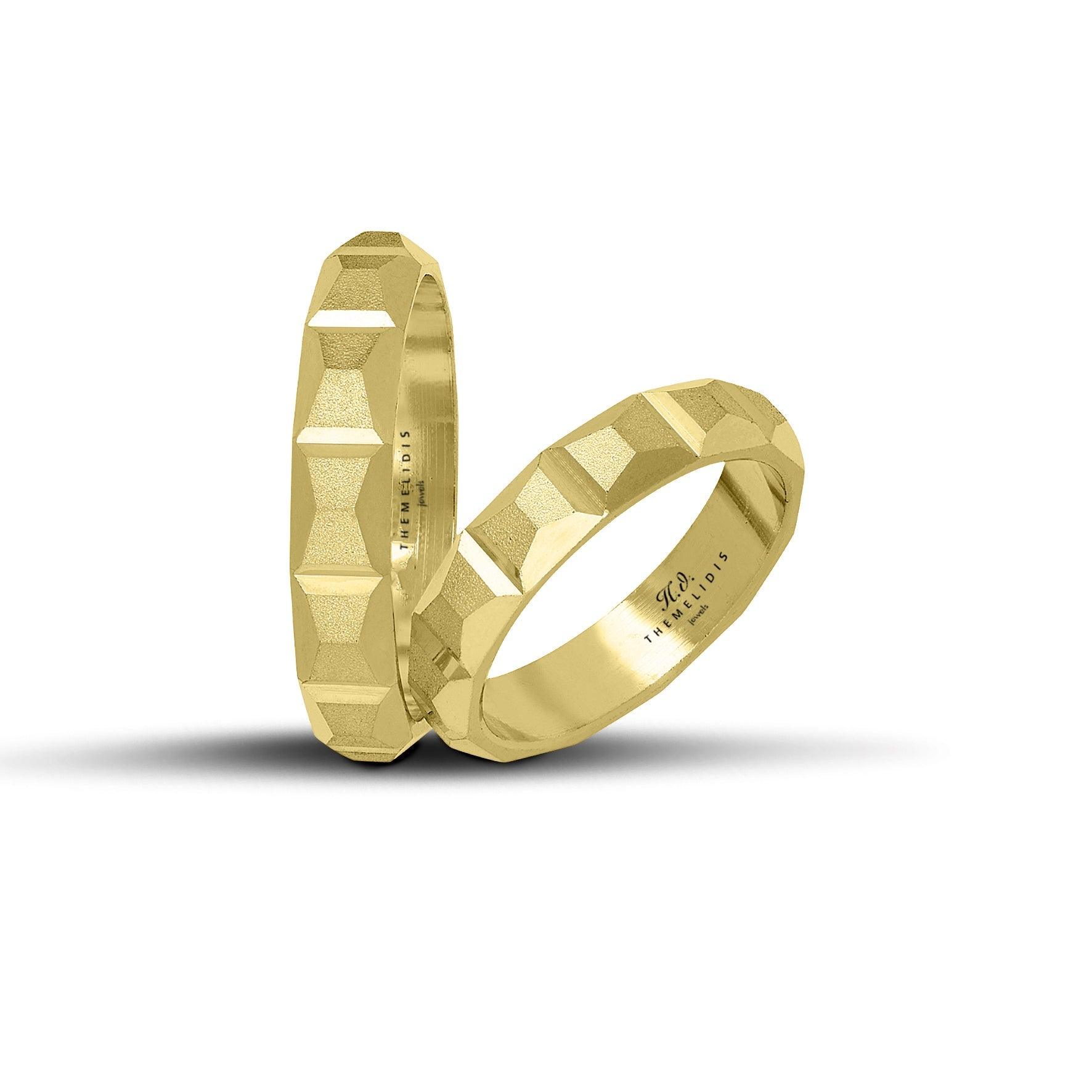 Πρωτότυπες χρυσές βέρες γάμου 4.5 mm με λουστρέ και ματ γωνίες, ιδανικές για ζευγάρια που αγαπούν τη γεωμετρική αρμονία, τη λάμψη του χρυσού και τον τολμηρό, σύγχρονο σχεδιασμό, διαθέσιμες σε 9, 14, 18 ή 22 καράτια.